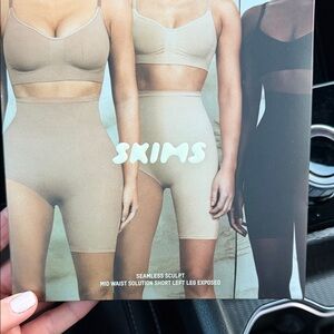 SKIMS Seamless Sculpt Mid Waist Short Left Leg Exposed - Black M